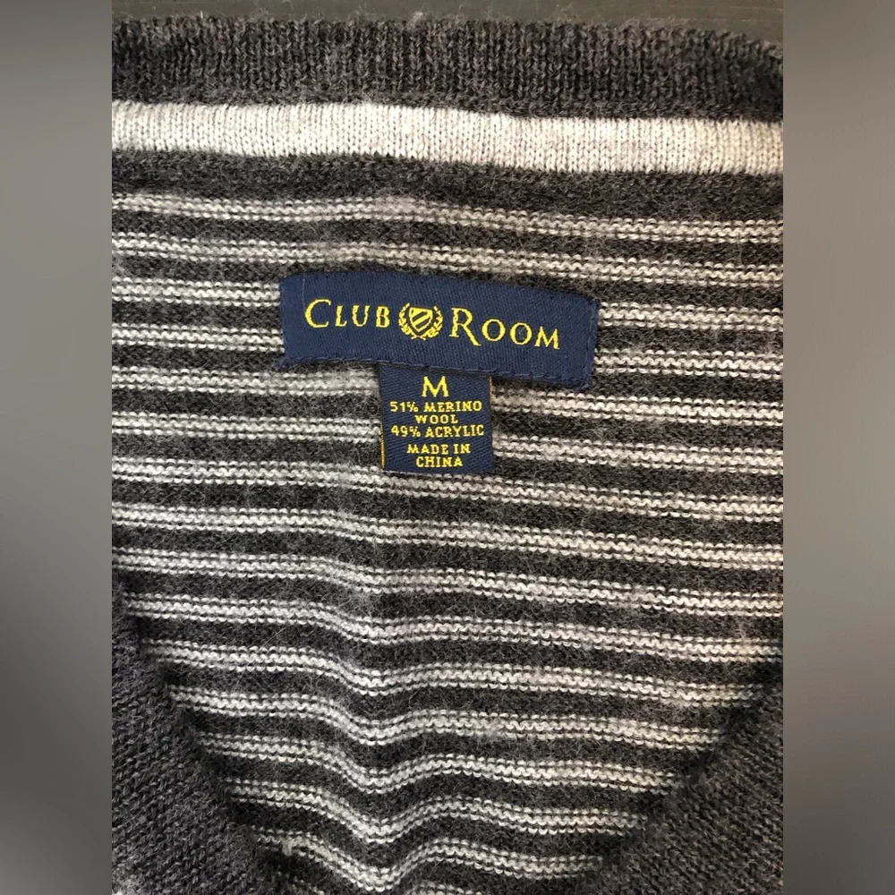 Club Room Men's White and Gray Striped V-Neck Sweater
